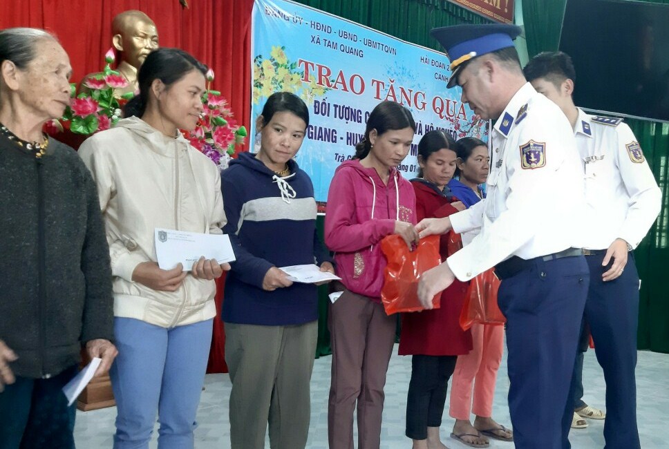 Hải đoàn 21 tặng quà Tết các gia đình chính sách, hộ nghèo tại Bắc Trà My 