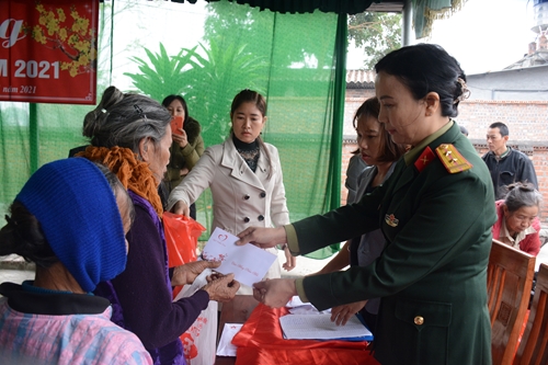 Báo Quân đội nhân dân và Tập đoàn Vingroup thăm, tặng quà Tết đồng bào có hoàn cảnh khó khăn tại Phú Thọ