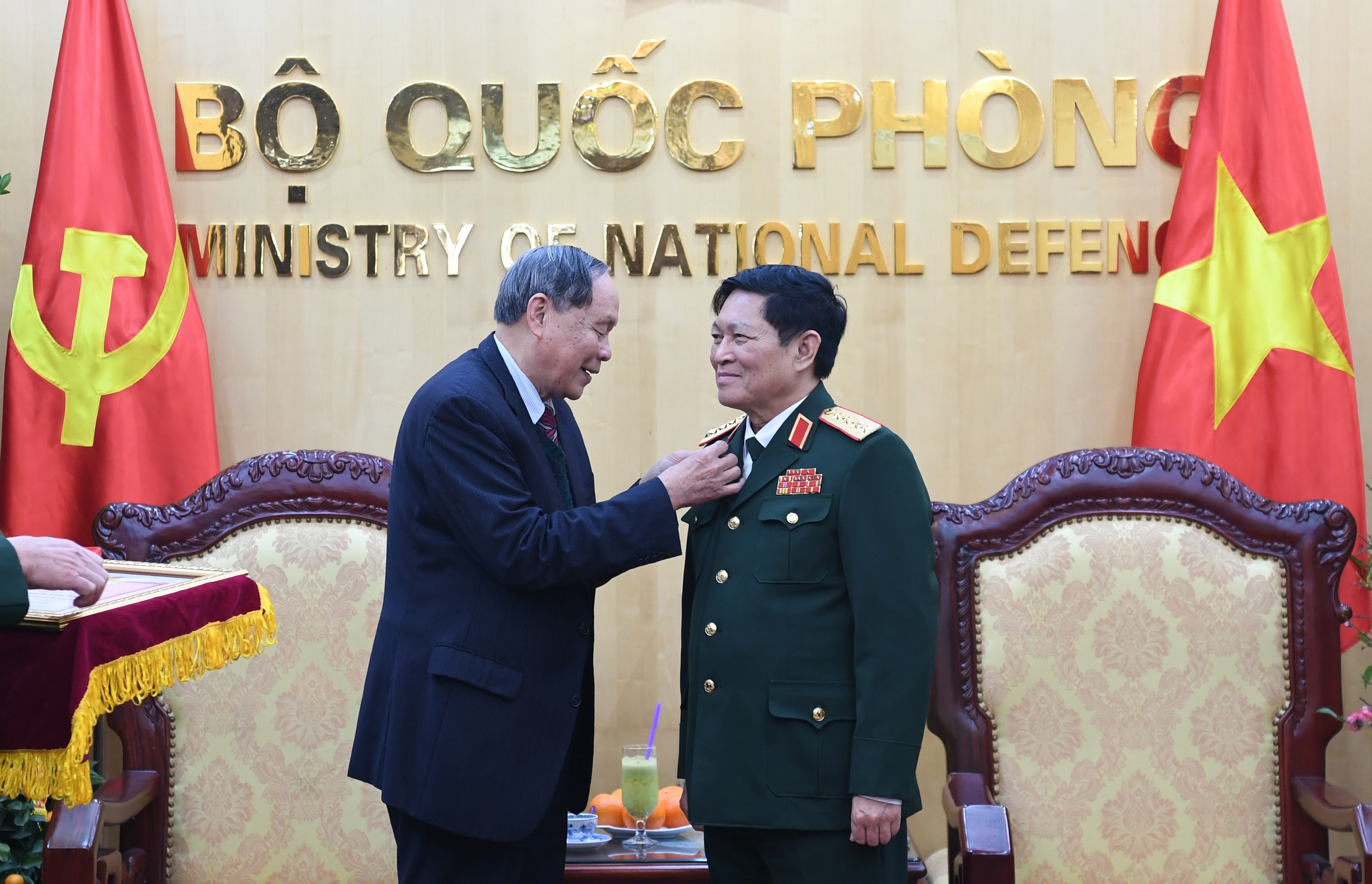 Trao Kỷ niệm chương “Vì nạn nhân chất độc da cam” tặng Đại tướng Ngô Xuân Lịch