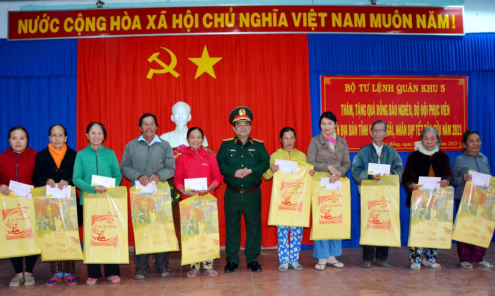 Quân khu 5 thăm, tặng quà Tết đồng bào nghèo tỉnh Quảng Ngãi