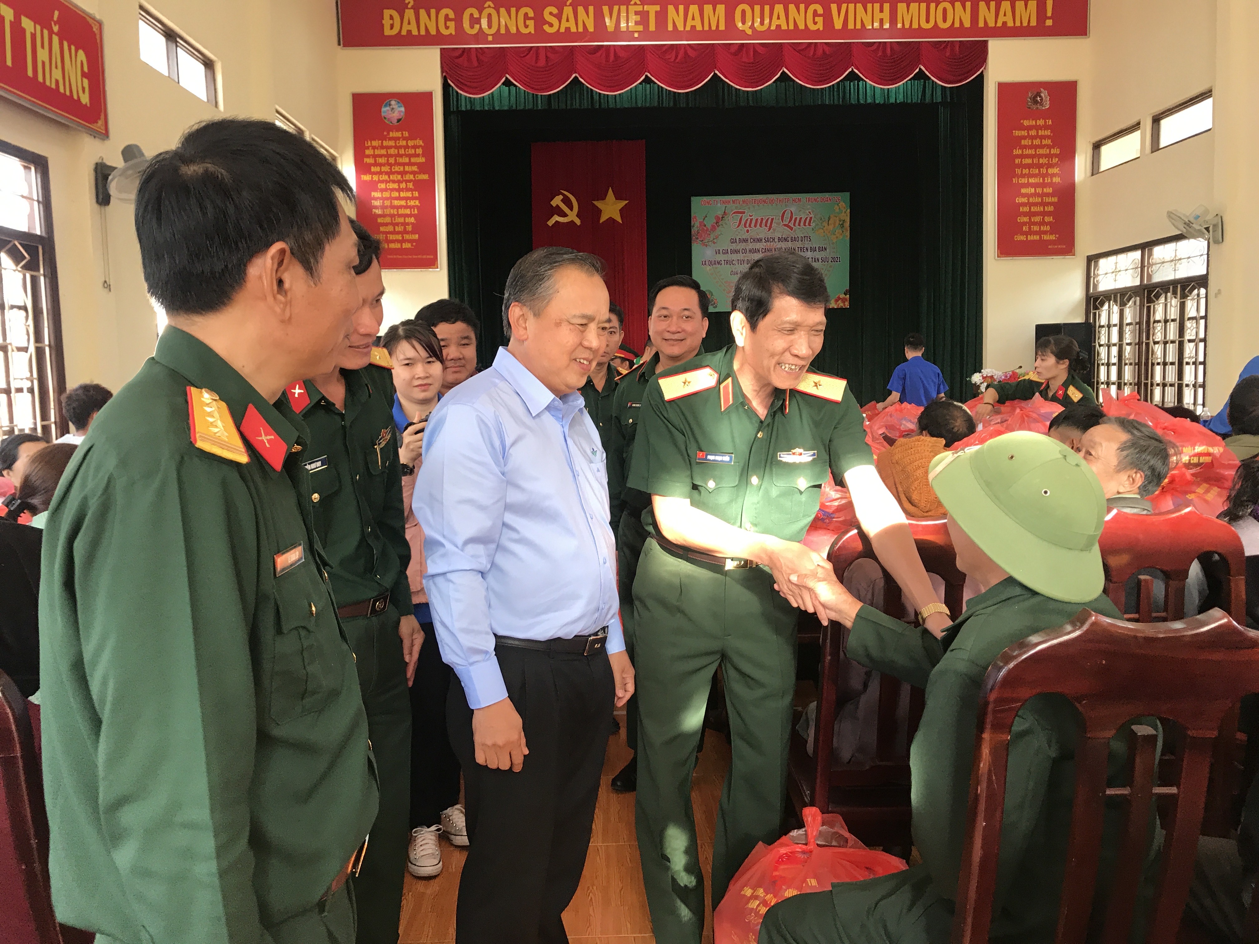 Trao 500 suất quà tặng người có công, hộ nghèo