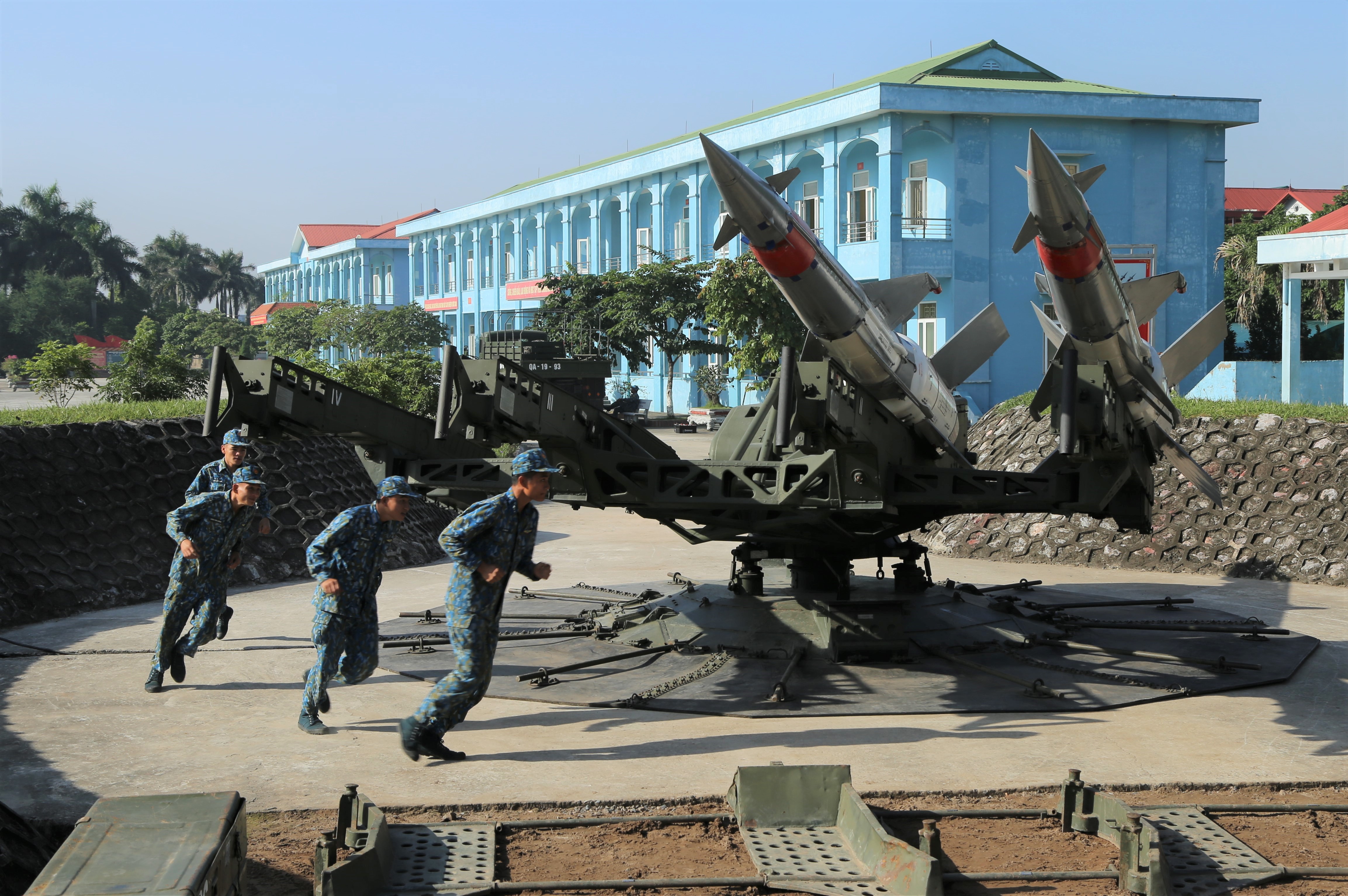 Rầm rập tiếng bước chân trên bãi tập