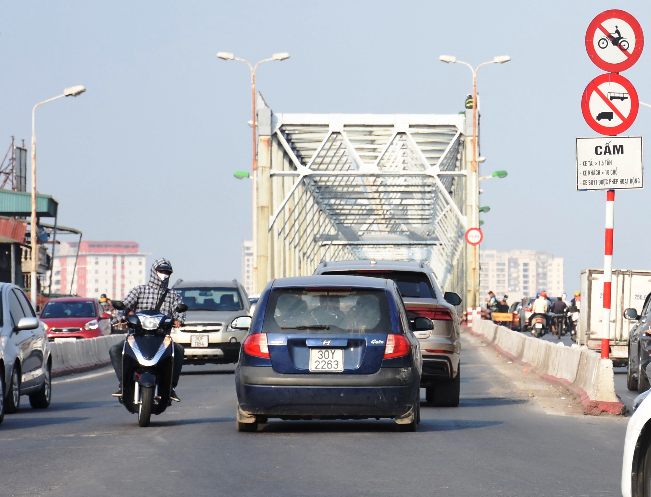 Chấn chỉnh phương tiện đi ngược chiều trên cầu Chương Dương