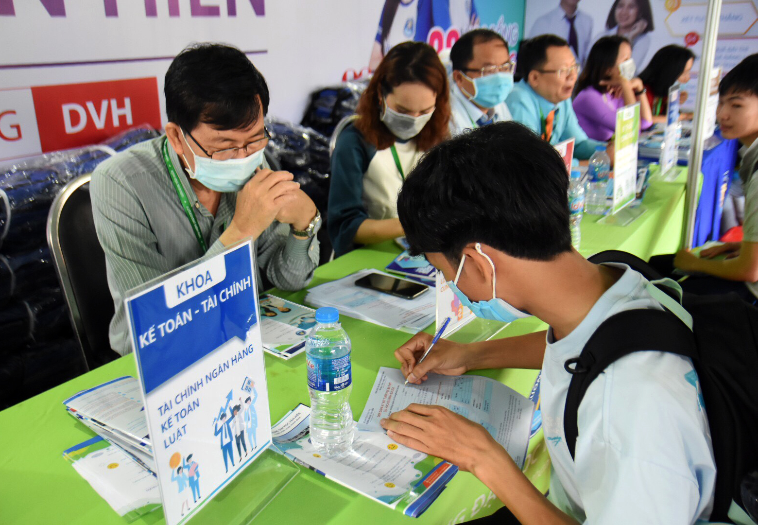 Hàng nghìn học sinh tham gia Ngày hội Tư vấn tuyển sinh, hướng nghiệp 