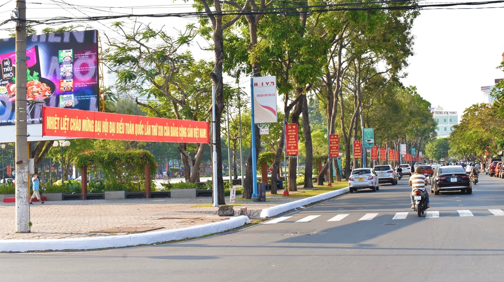 Hàng loạt biểu ngữ, khẩu hiệu cùng pano, áp phích khổ lớn được trang trí tại mọi con đường thành phố Cần Thơ.