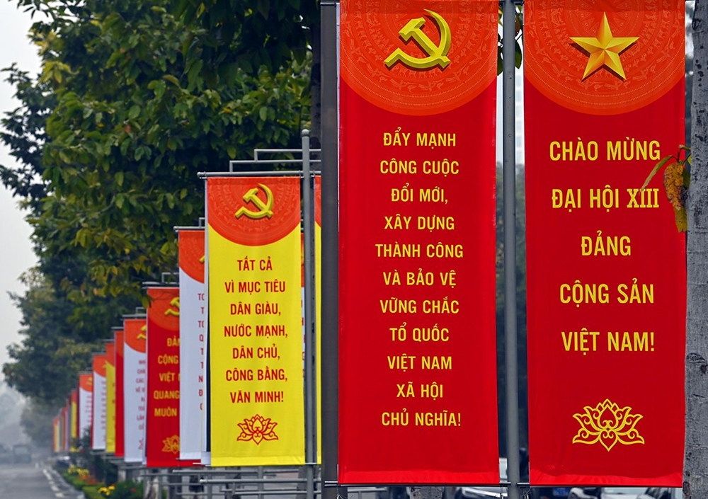 Pano, hồng kỳ được trang hoàng trên nhiều tuyến phố.