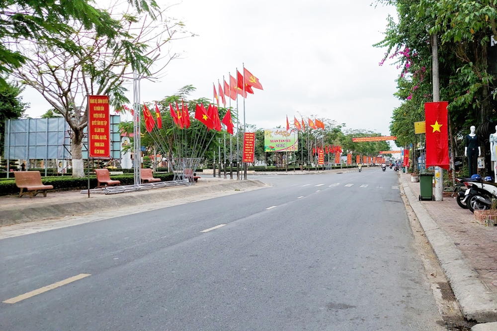 Không chỉ ở trung tâm thành phố, các quận, huyện vùng ven như: Ô Môn, Thới Lơi, Cờ Đỏ… đâu đâu cũng rực rỡ cờ hoa chào mừng. Hình thức tuyên truyền cổ động trực quan này nhằm góp phần tạo nên bầu không khí vui tươi, phấn khởi cho người dân thành phố Cần Thơ hướng về sự thành công của Đại hội Đảng.