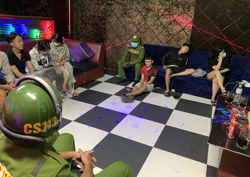Kiểm tra quán karaoke phát hiện 8 đối tượng dương tính với ma túy