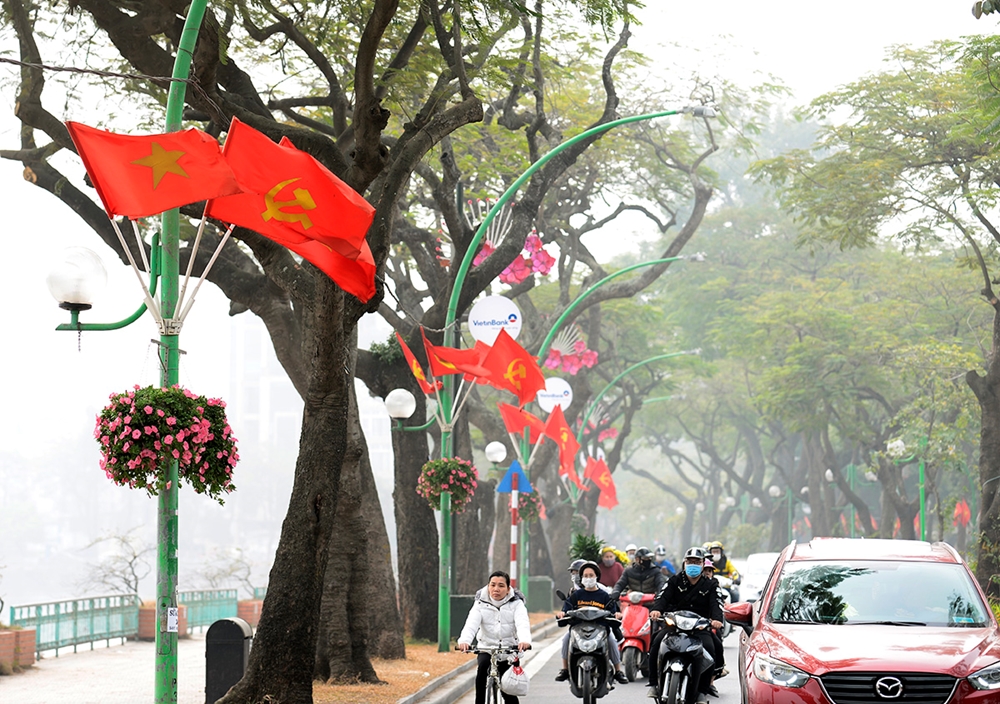 Một góc đường Thanh Niên rợp cờ, hoa chào mừng đại hội.