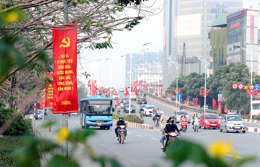 Cờ hoa rực rỡ trên đường Nguyễn Chí Thanh.