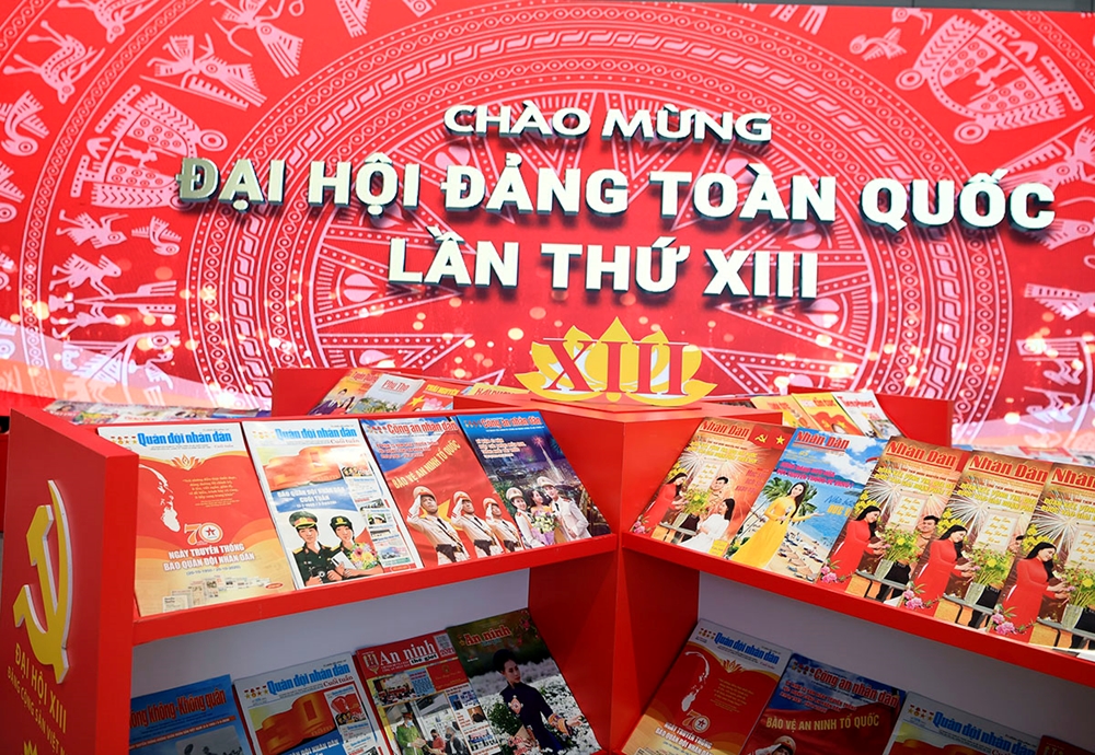 Ấn phẩm Báo Quân đội nhân dân được trưng bày trang trọng vị trí trung tâm của khu vực Triển lãm toàn cảnh báo chí.