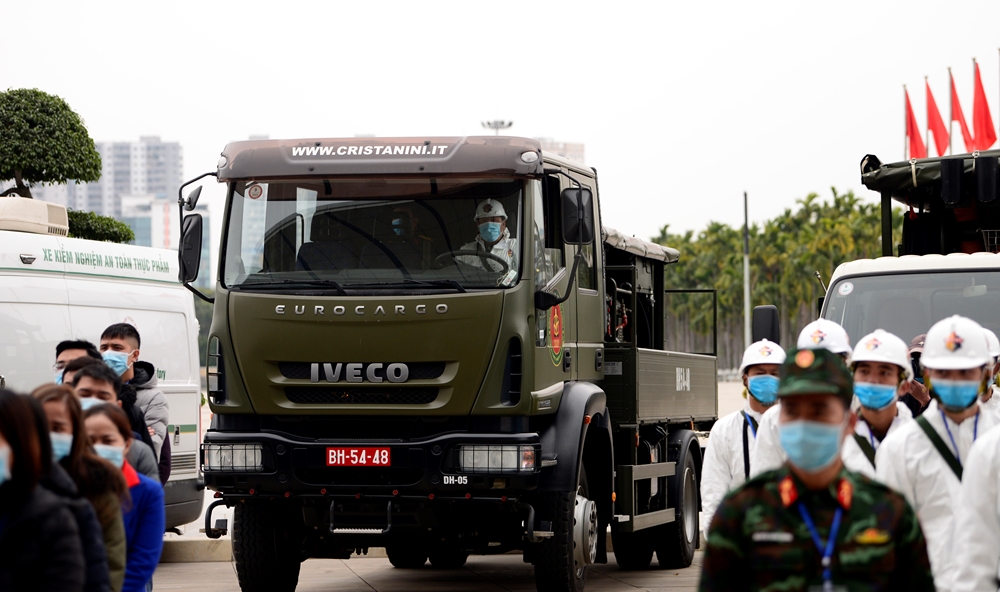 Bộ đội Hóa học với phương tiện chuyên dụng tham gia phục vụ đại hội.