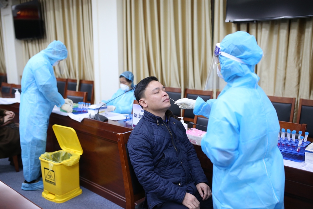 Toàn bộ các nhà báo tham gia tác nghiệp tại đại hội đều phải xét nghiệm Covid-19 hai lần và có kết quả hai lần âm tính mới được cấp thẻ sự kiện.