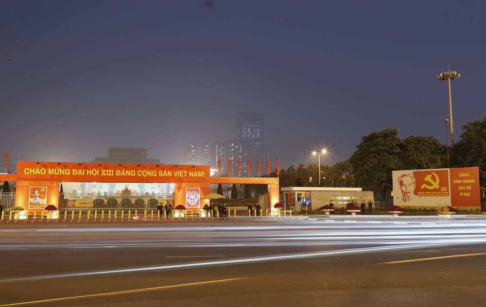 Lung linh quang cảnh bên ngoài Trung tâm Hội nghị Quốc gia về đêm.