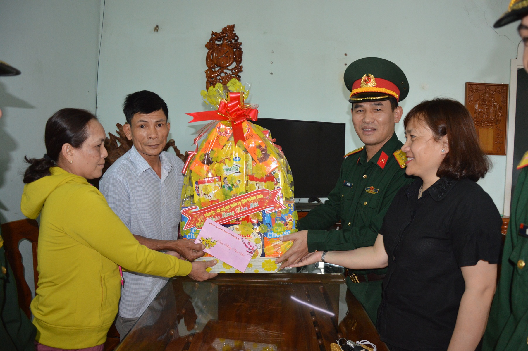 Tỉnh Quảng Ngãi thăm, tặng quà Tết gia đình cán bộ, chiến sĩ công tác tại quần đảo Trường Sa 