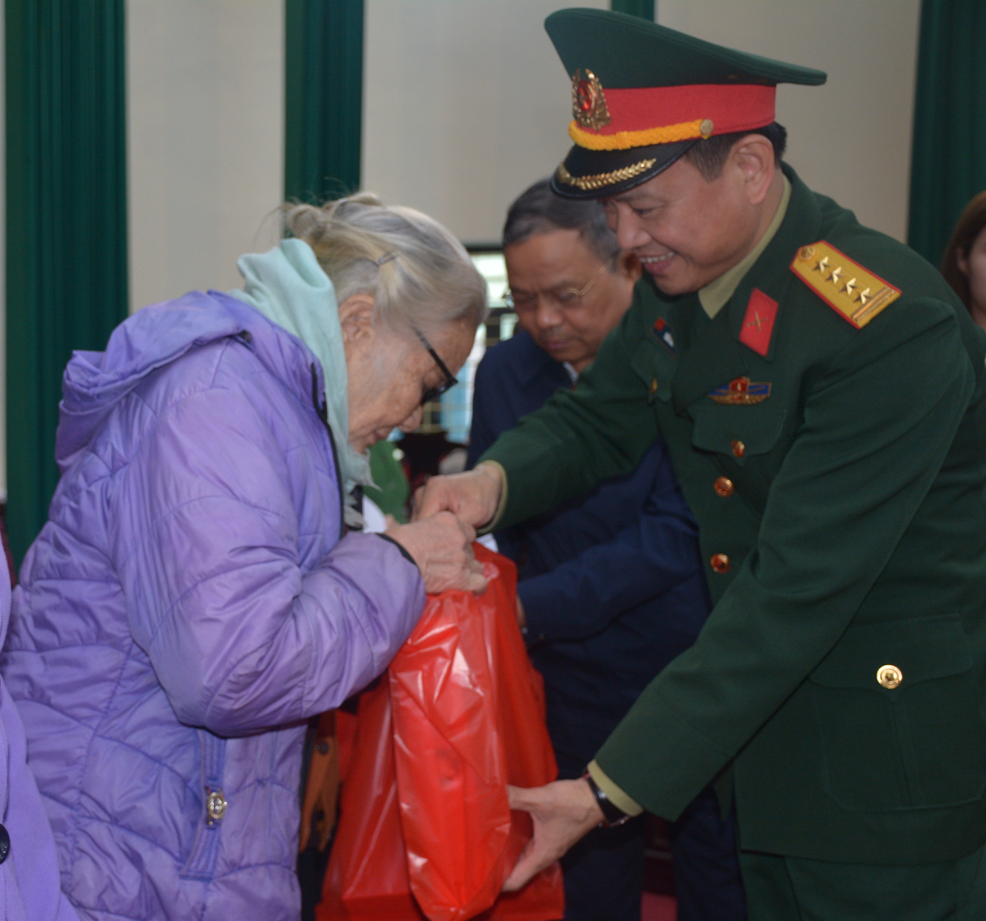 Báo Quân đội nhân dân và Tập đoàn Vingroup trao quà Tết tặng người nghèo huyện Kim Bảng và huyện Ứng Hòa