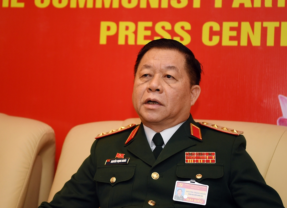Thượng tướng Nguyễn Trọng Nghĩa, Ủy viên Trung ương Đảng, Phó chủ nhiệm Tổng cục Chính trị trả lời phỏng vấn của báo chí.