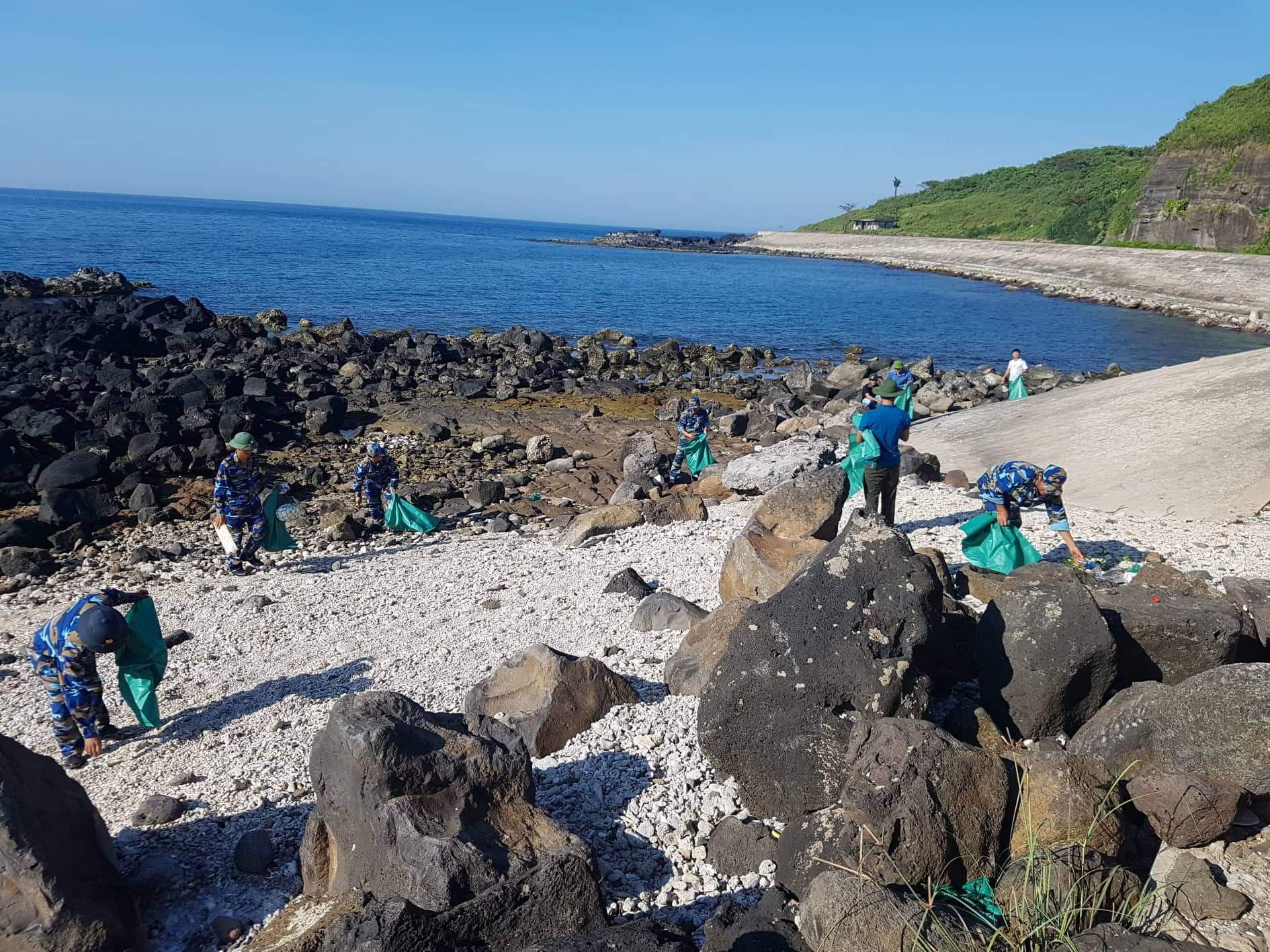 Thắm tình quân dân trên đảo Cồn Cỏ anh hùng 