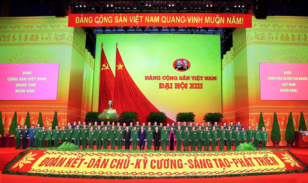 Các đồng chí Lãnh đạo Đảng, Nhà nước, Chính phủ, Quốc hội chụp ảnh cùng Đoàn đại biểu Đảng bộ Quân đội dự phiên khai mạc Đại hội. ảnh: THỐNG NHẤT