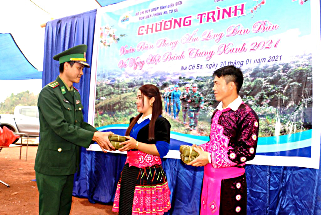 Xuân Biên phòng ấm lòng dân bản ở Na Cô Sa