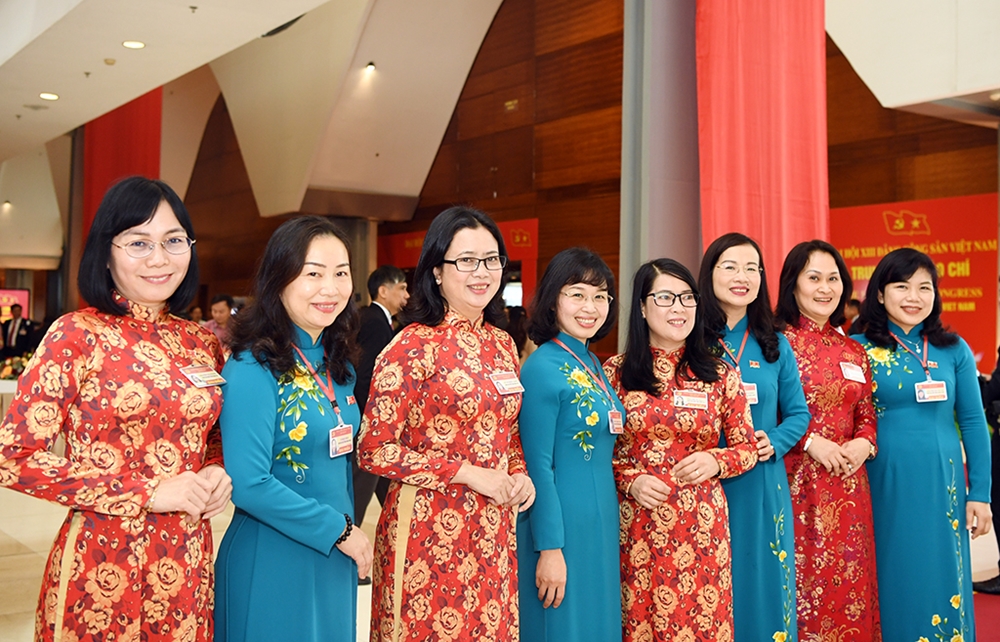 Nữ đại biểu các đoàn giao lưu, chụp ảnh trong giờ đại hội giải lao