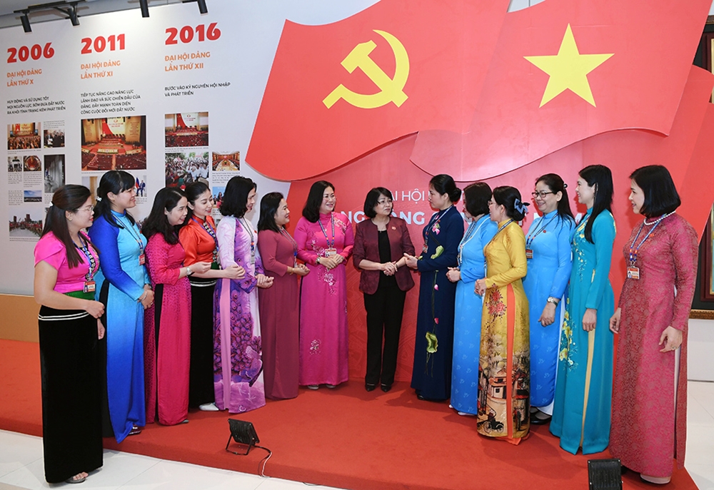 Đồng chí Đặng Thị Ngọc Thịnh, Phó chủ tịch nước trò chuyện cùng các đại biểu nữ trong giờ giải lao của đại hội.