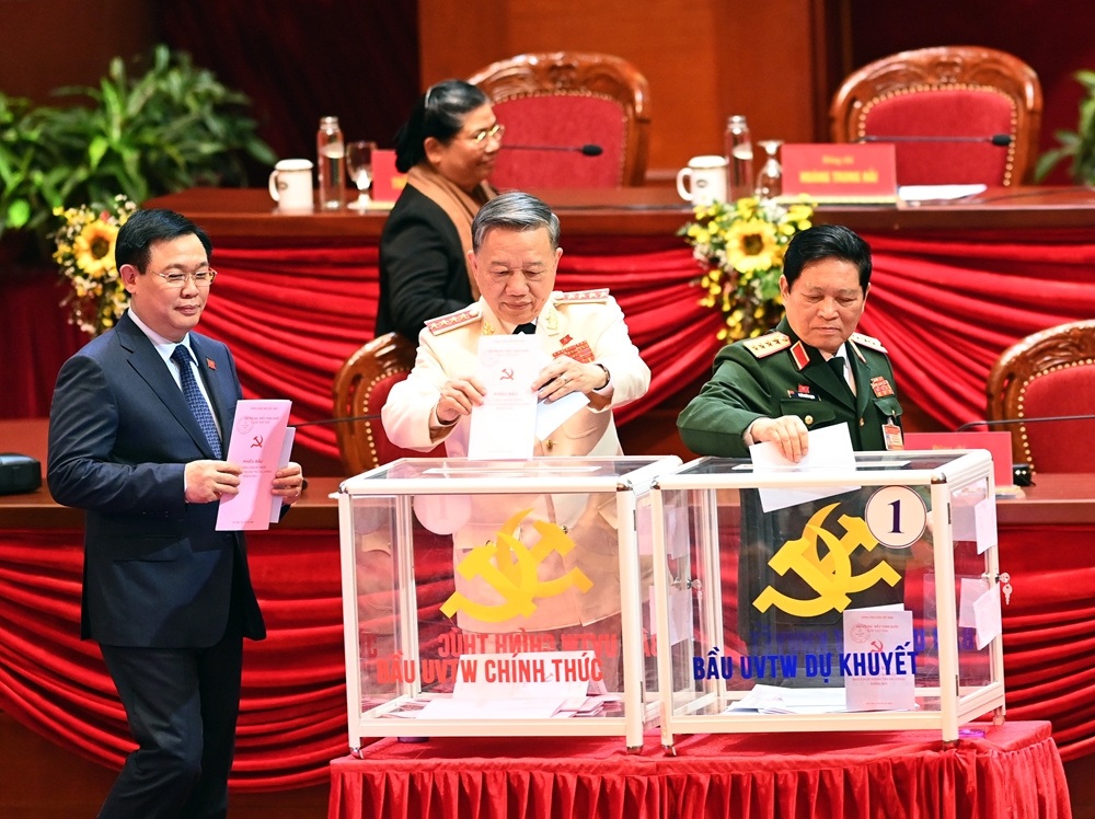 Đại biểu đoàn Đảng bộ Quân đội và Công an tham gia bỏ phiếu.