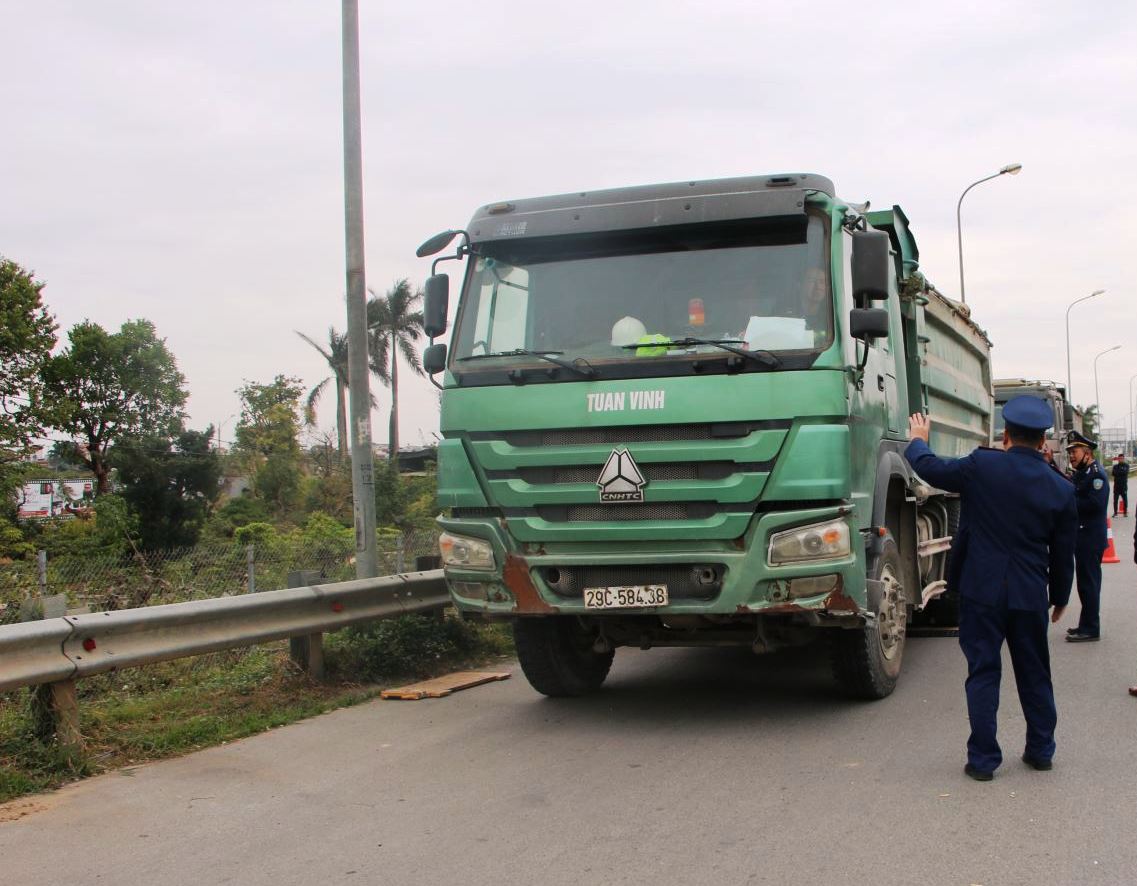 Quyết liệt hơn nữa để ngăn chặn xe quá tải