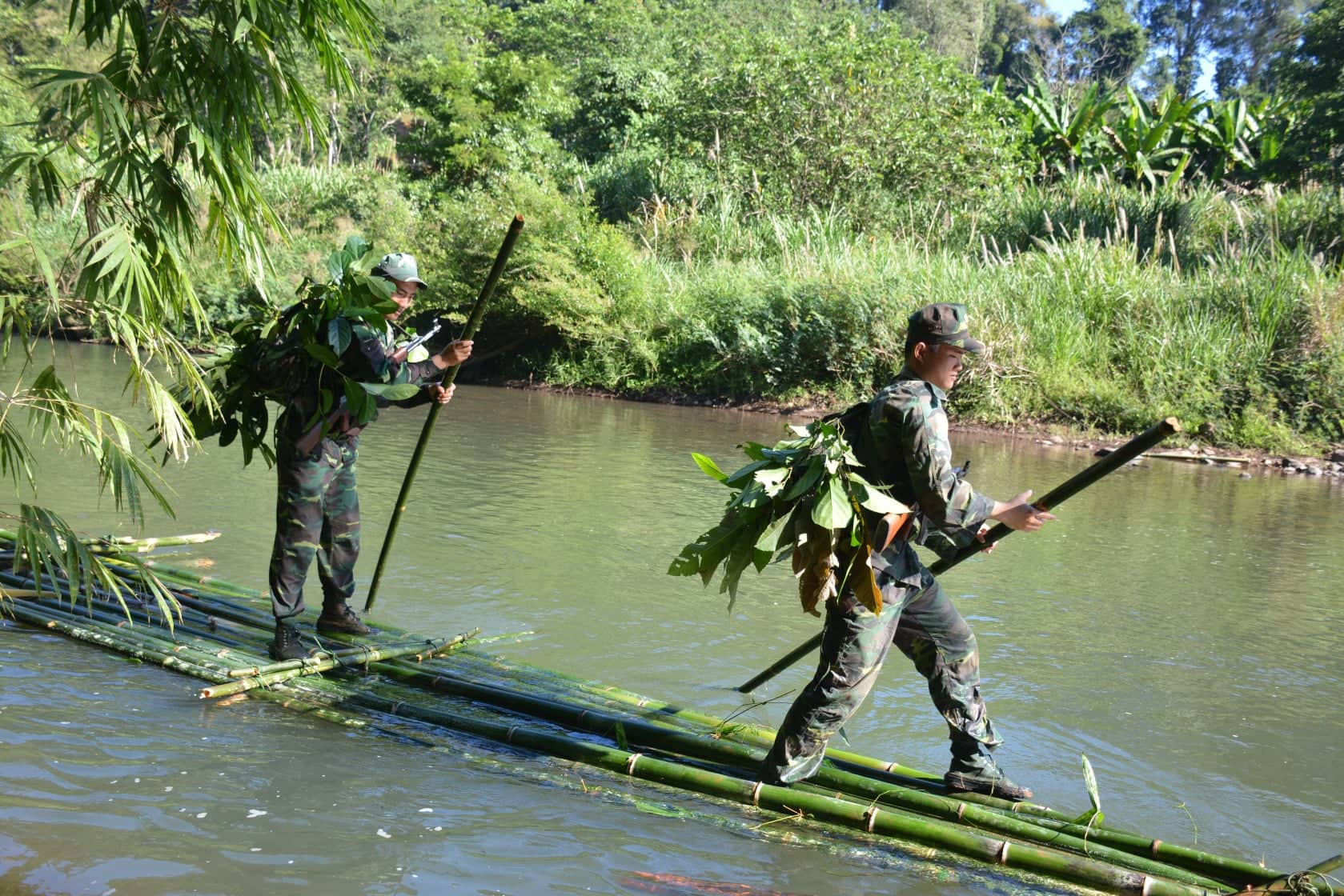 Bên ánh đuốc lồ ô...