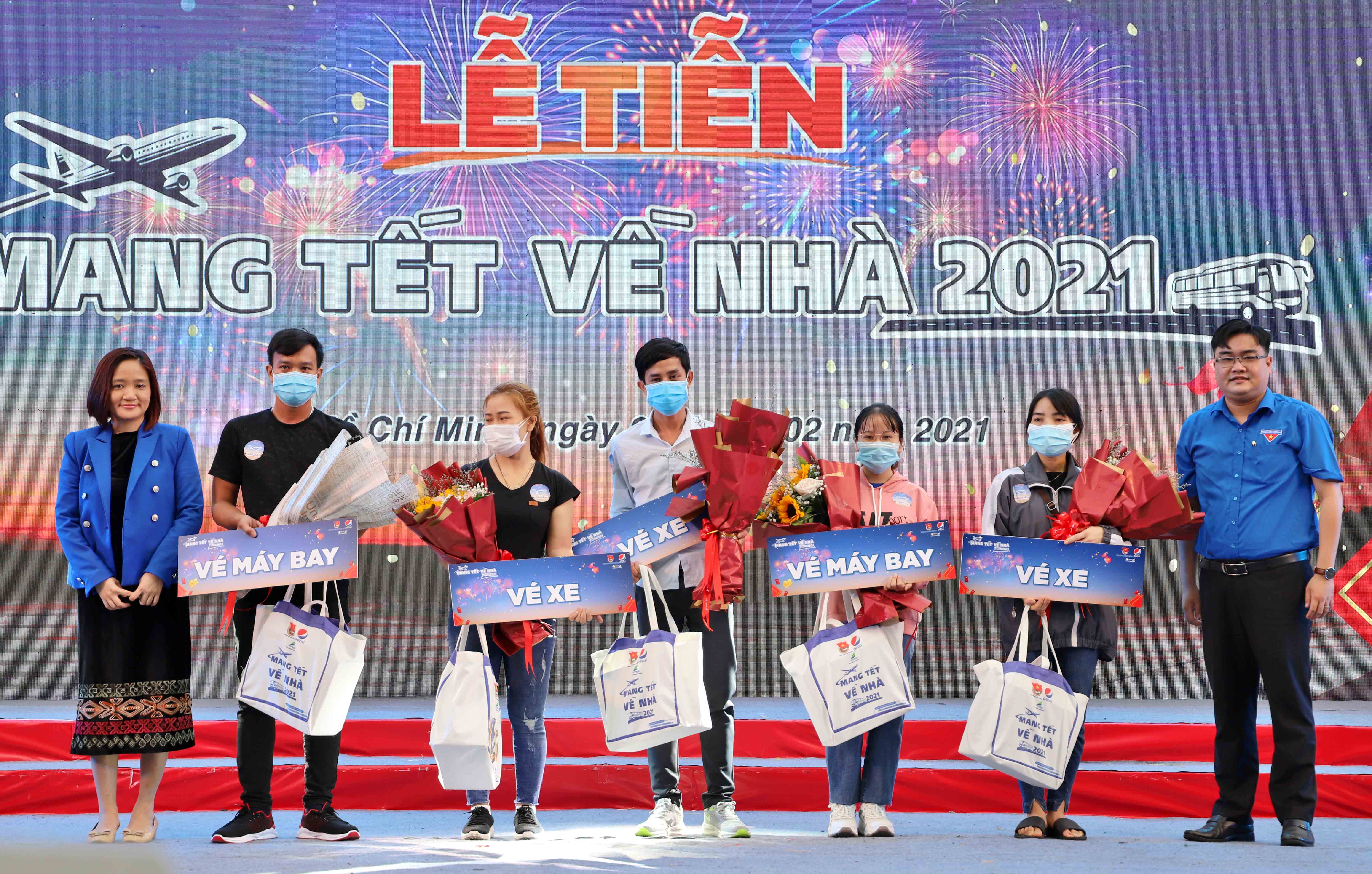 Trung ương Đoàn trao hơn 3.000 vé xe, máy bay tặng sinh viên, người lao động