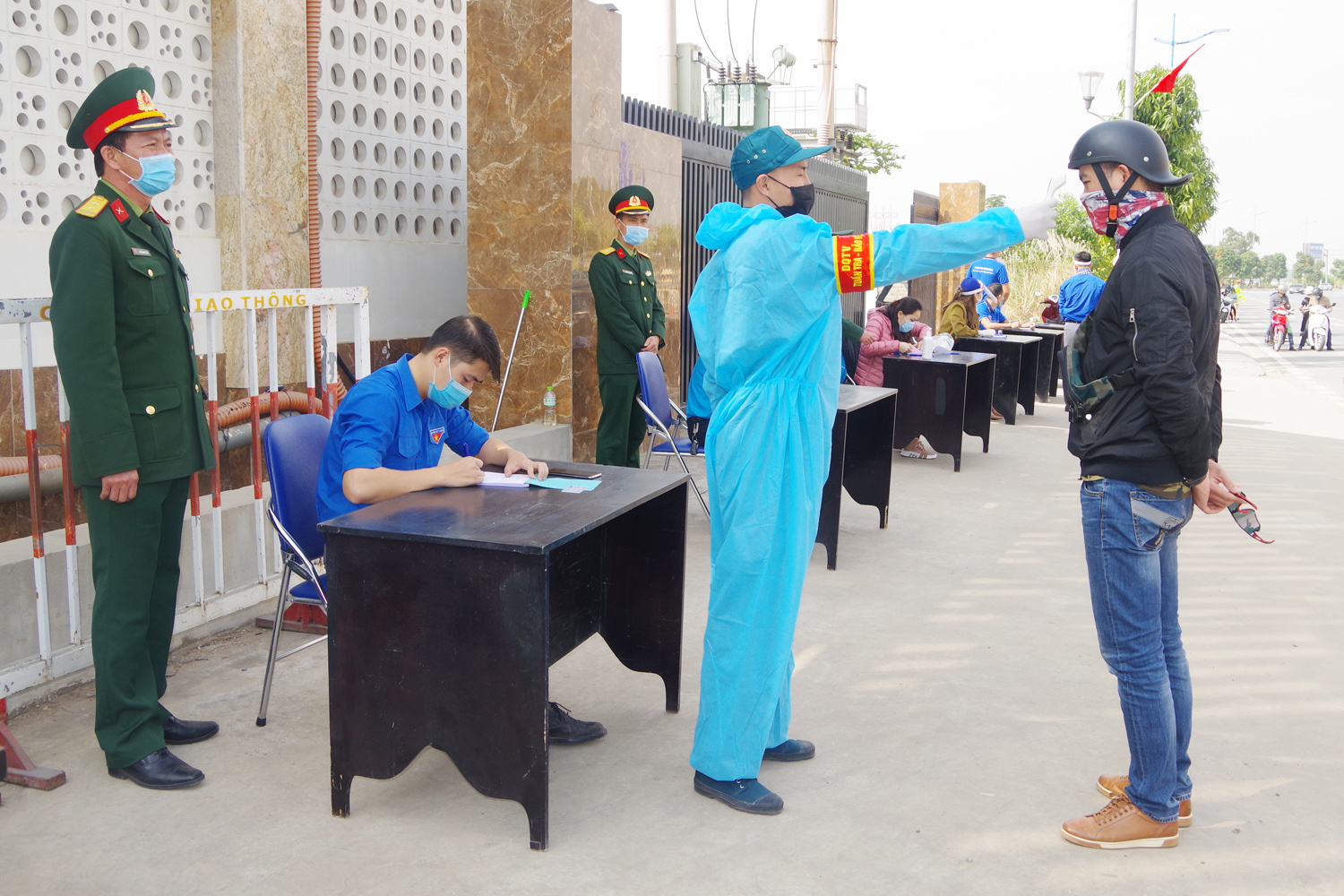 Xung kích trên tuyến đầu chống dịch