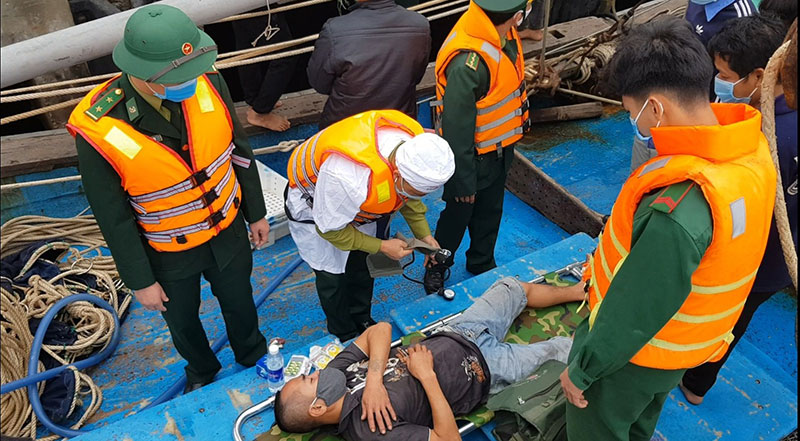 Đồn Biên phòng Cửa Sót (Hà Tĩnh) cấp cứu những người bị nạn 