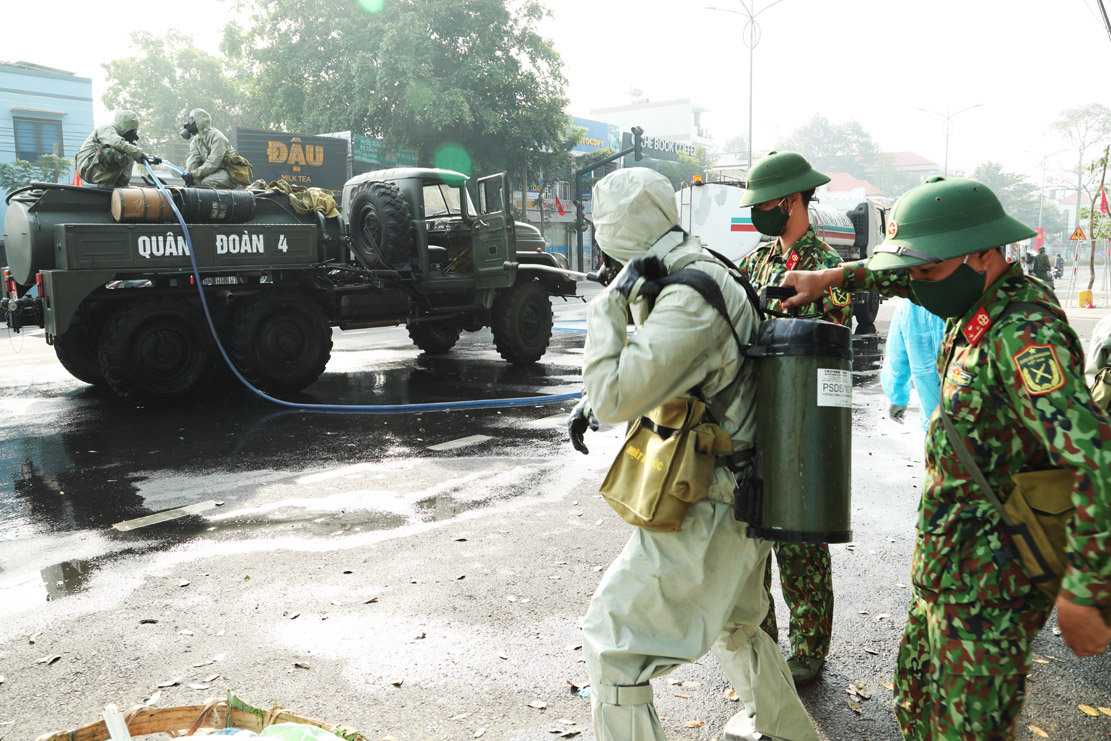 Quân đoàn 4 tổ chức phun xịt khuẩn phòng ngừa dịch bệnh tại tỉnh Bình Dương