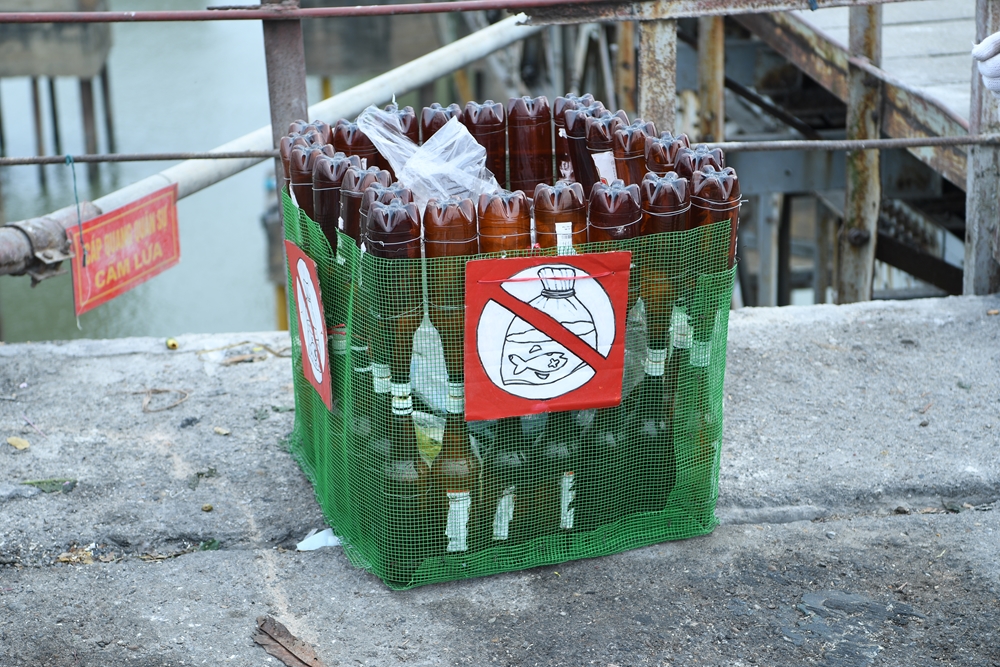 Thùng đựng rác được các bạn trẻ tái chế từ những chai nhựa.