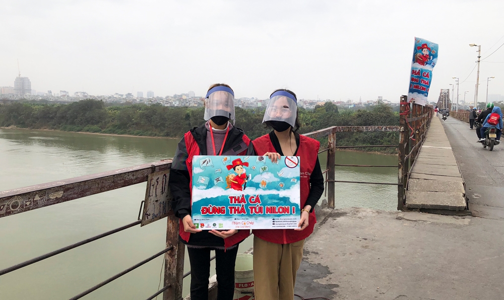 Các bạn trẻ cũng không quên tuân thủ các biện pháp phòng dịch Covid-19 bằng cách đeo khẩu trang và găng tay khi làm việc.