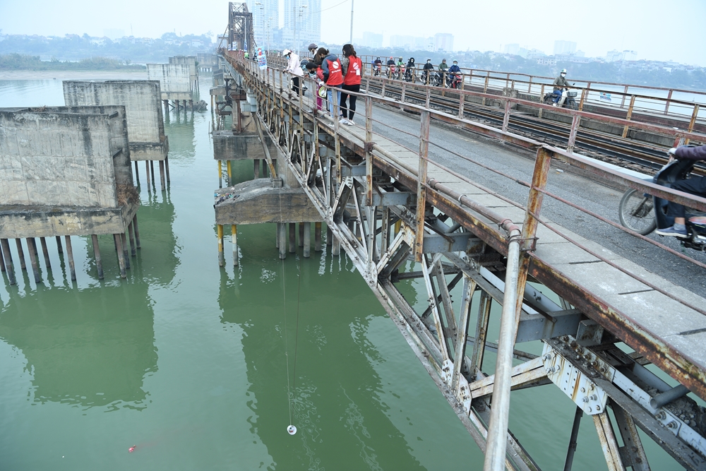 Từng xô cá được đưa dây xuống lòng sông…