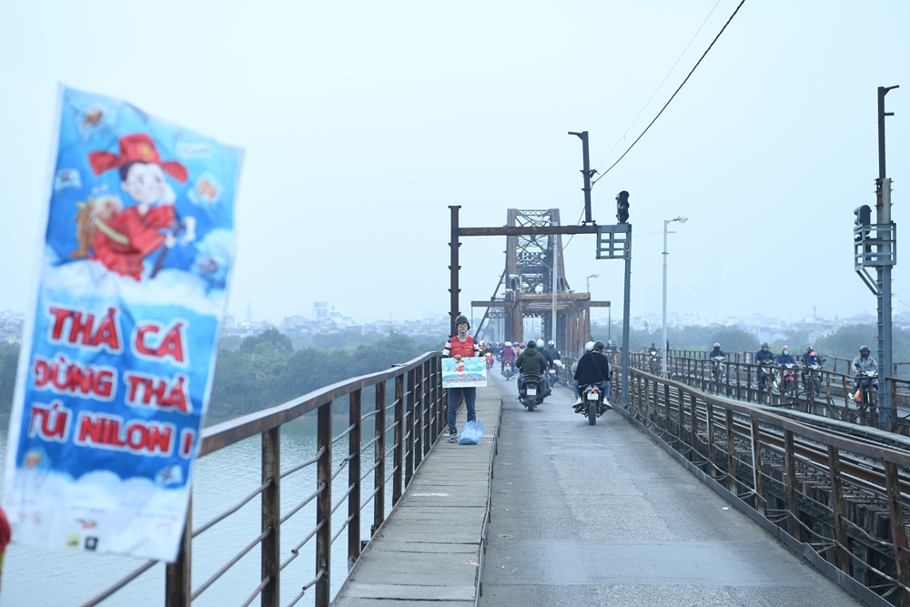 Người đi đường qua có thể nhìn thấy rõ khẩu hiệu.