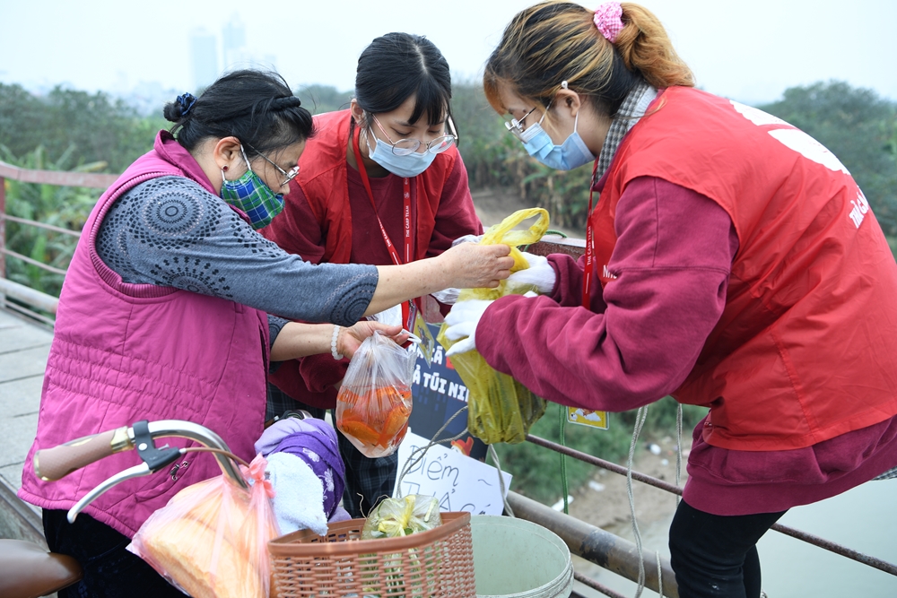 Hưởng ứng hoạt động của nhóm, người dân gửi cá chép cho các tình nguyện viên, nhờ thả xuống sông.