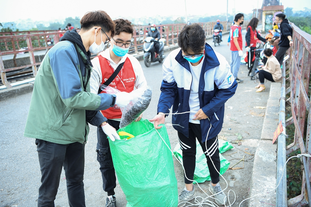 Ngoài nhận cá, nhóm còn tiếp nhận những túi tro hương để gom và mang xuống chân cầu xử lý, tránh tình trạng người dân thả trên cầu làm ảnh hưởng đến giao thông.