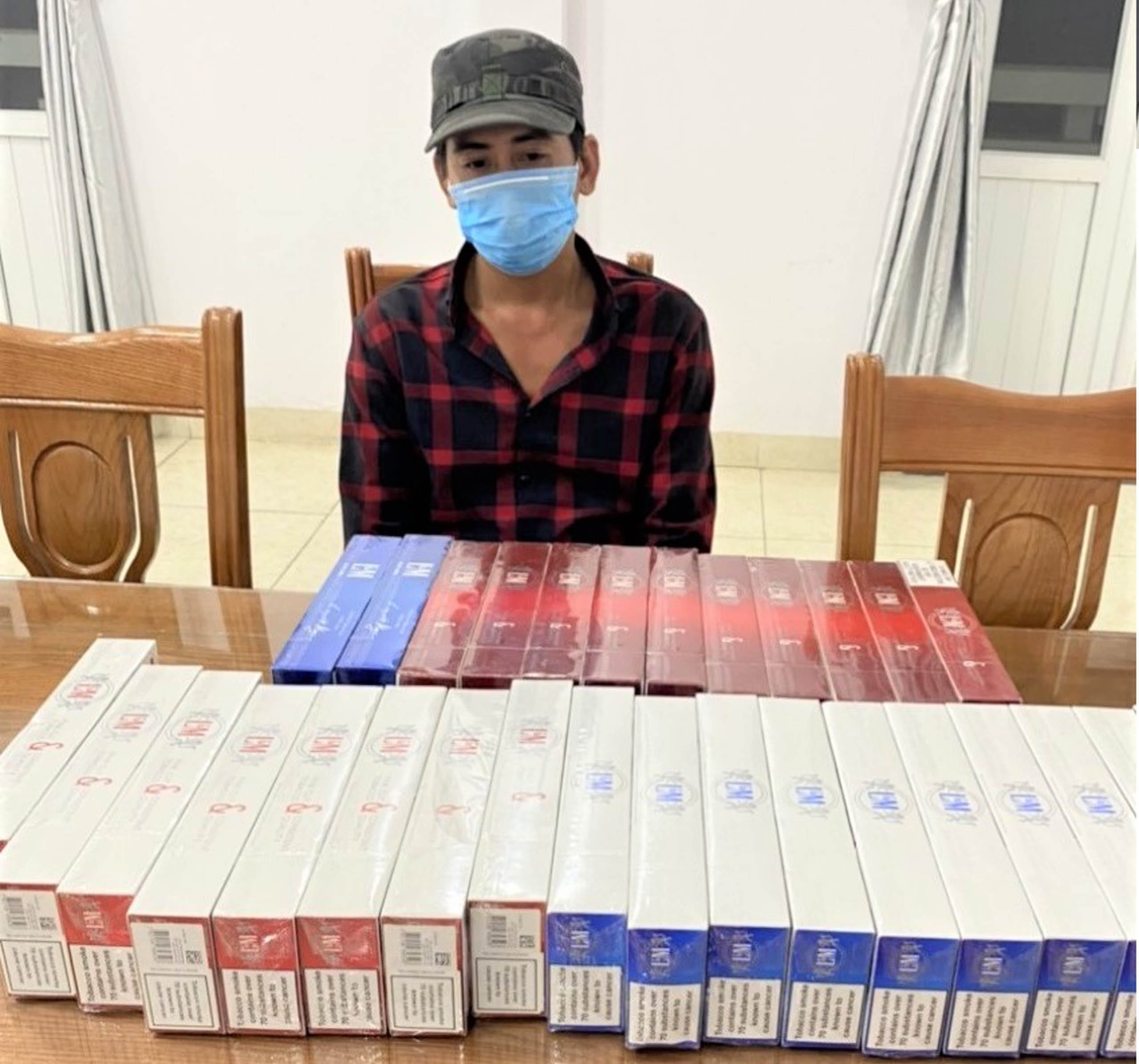 Bắt đối tượng buôn lậu thuốc lá