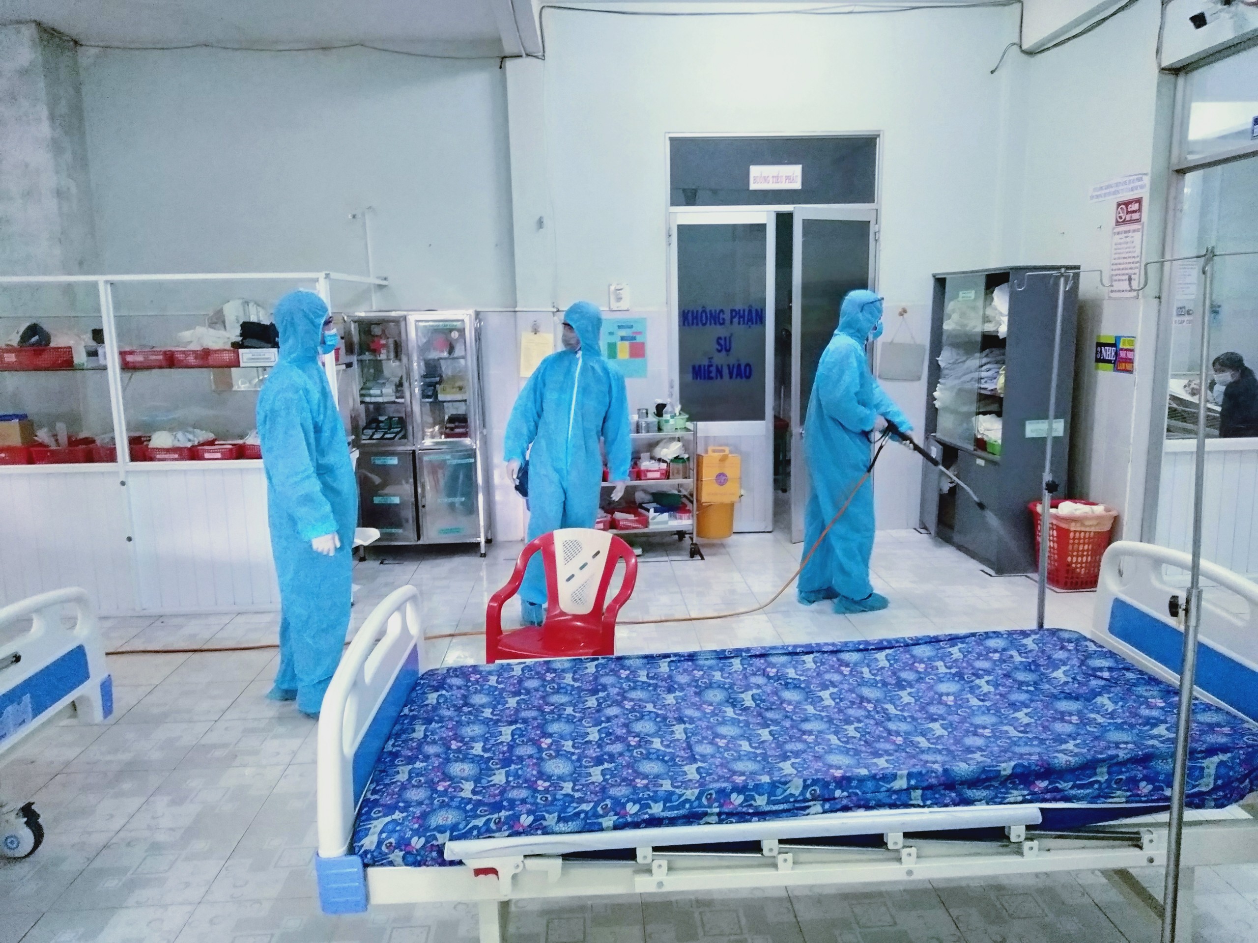 Bộ đội phòng hóa giúp dân phòng dịch