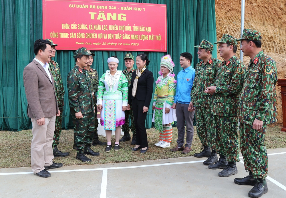 Trung đoàn tặng quà 10 gia đình chính sách, hộ nghèo, đặc biệt khó khăn, mỗi suất quà trị giá 500.000 đồng.