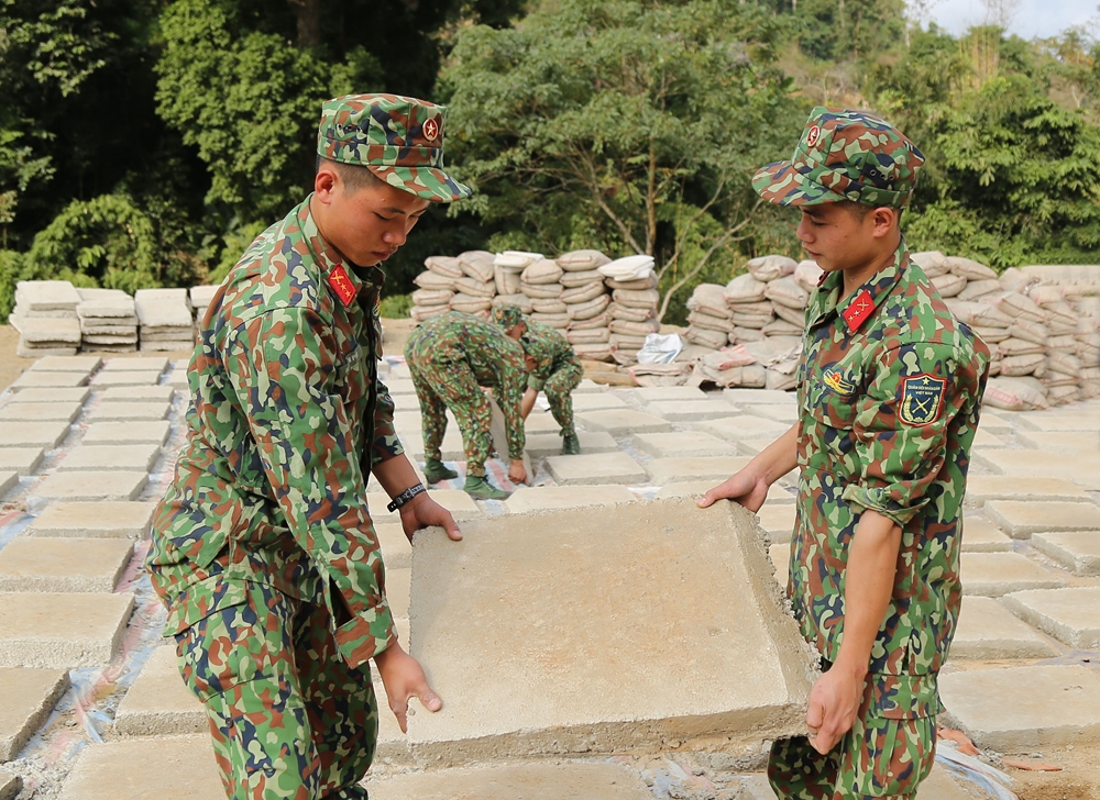 Cán bộ, chiến sĩ Trung đoàn 246 đã thực hiện “ba cùng”.