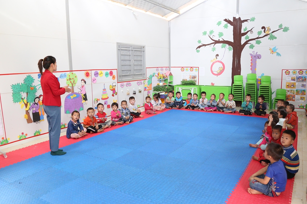 Thôn Cốc SLông có 83 hộ gia đình (trong đó có 70/83 là hộ nghèo) chủ yếu là đồng bào dân tộc H’Mông và theo đạo Tin Lành, địa bàn cư trú rộng, đường sá đi lại còn nhiều khó khăn…