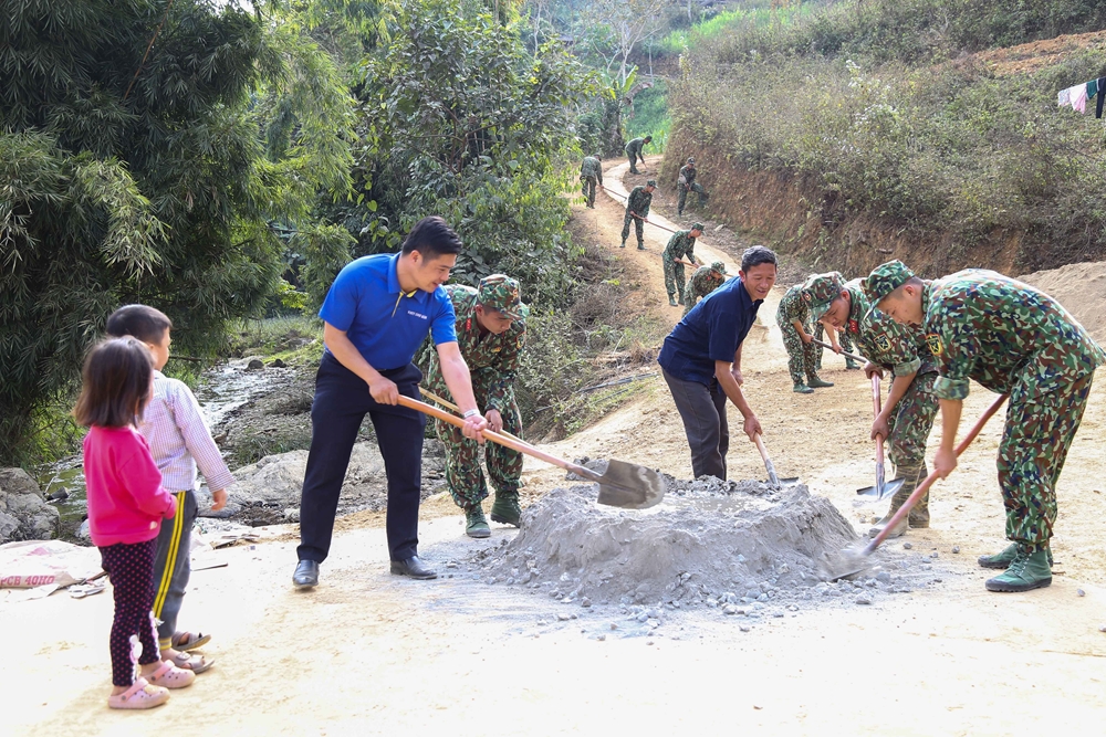 Làm mới 500m đường bê tông nông thôn.