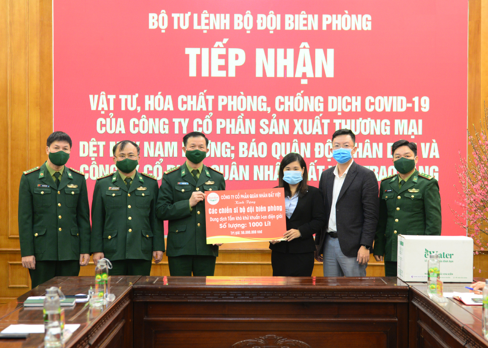 Trao dung dịch, trang bị phòng, chống dịch Covid-19 tặng Bộ đội Biên phòng

