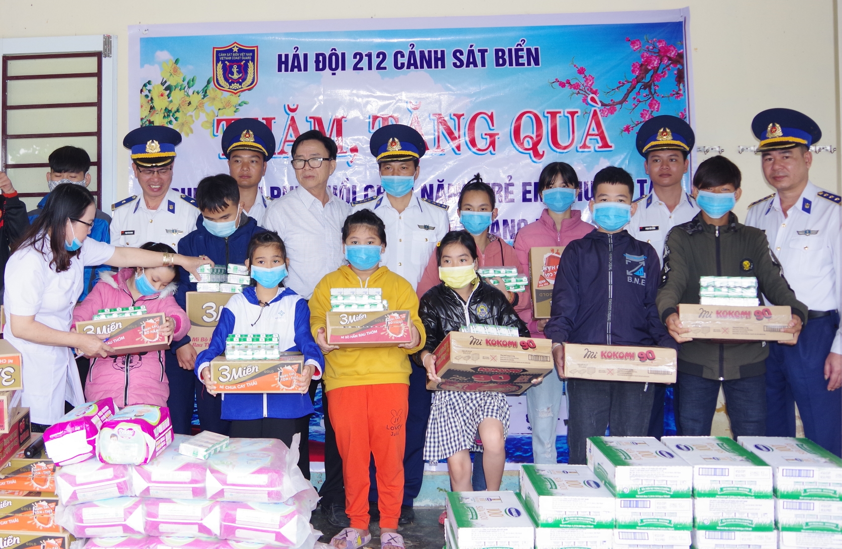 Cảnh sát biển thăm, tặng quà Tết trẻ em khuyết tại Quảng Nam