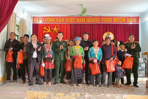 Báo Quân đội nhân dân và Tập đoàn Vingroup trao quà Tết tặng người nghèo tỉnh Điện Biên