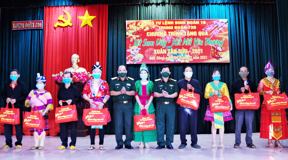 Binh đoàn 16 trao gần 2.500 suất quà Tết tặng đồng bào nghèo