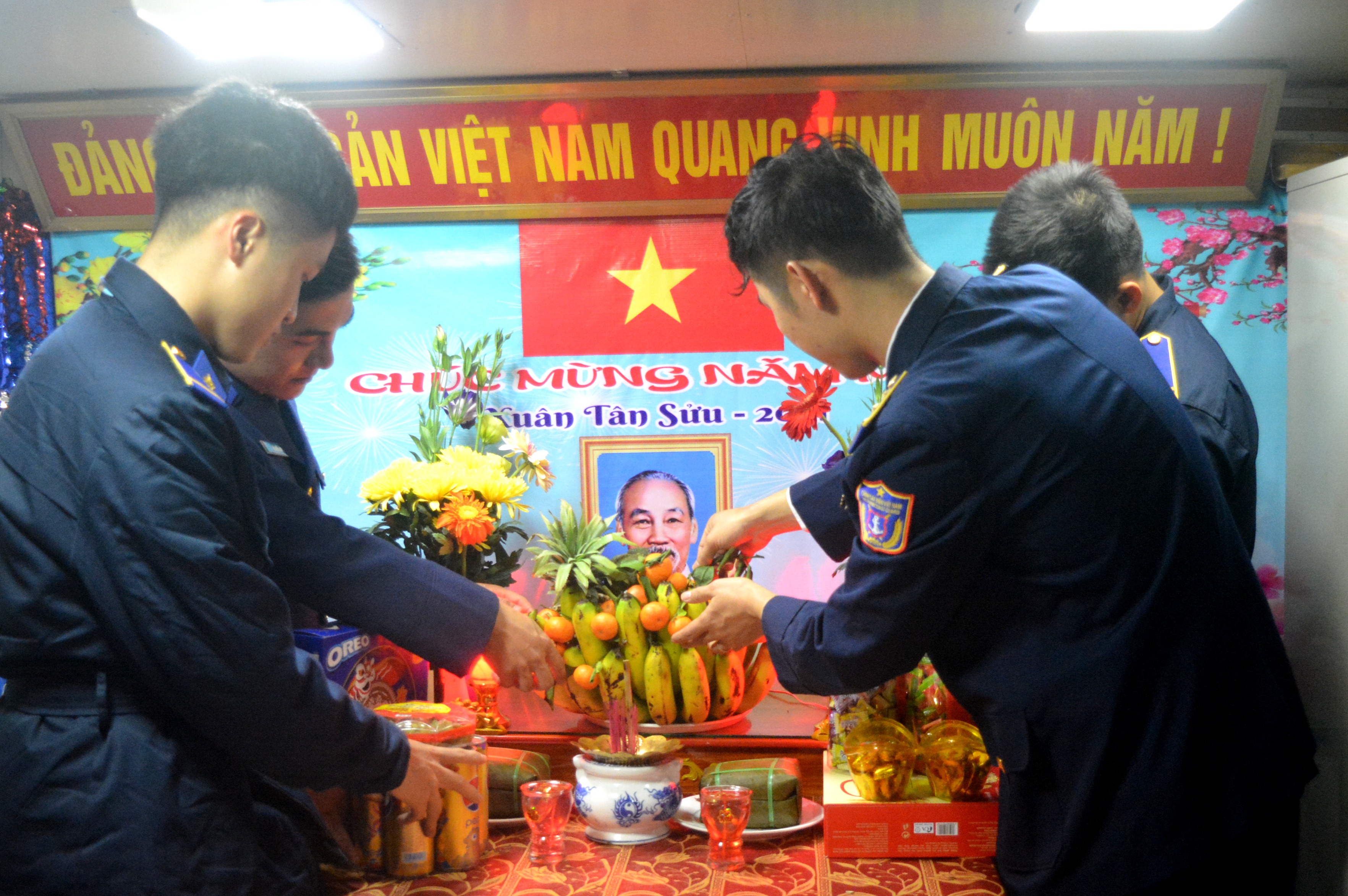 Rộn ràng đón xuân trên tàu Cảnh sát biển 6001